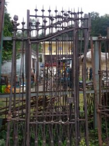 portão de ferro cravejado